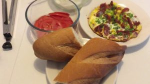 Read more about the article Breakfast: Bread and Fried Eggs with Chinese Sausages/Banh Mi Trung Chien Lap Xuong