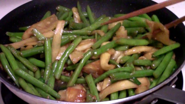 Read more about the article Green Bean with Pineapple Stir Fry – Dau Que Xao Khom (Everyday Stir Fry)
