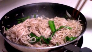 Read more about the article Pork with Jicama Stir Fry – Cu San Xao Thit Heo (Everyday Stir Fry)