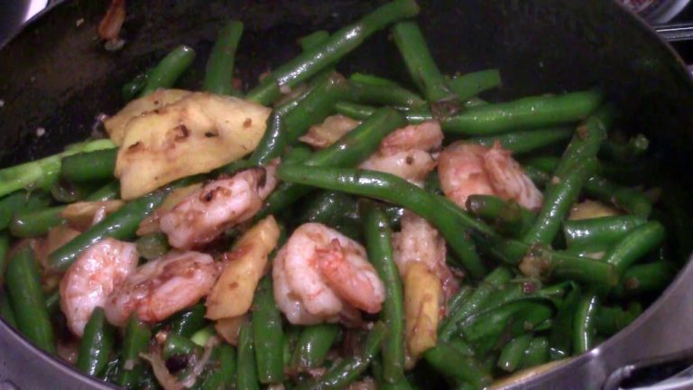 Read more about the article Shrimp with Green Bean and Pineapple Stir Fry – Dau Que Xao Tep va Khom (Everyday Stir Fry)